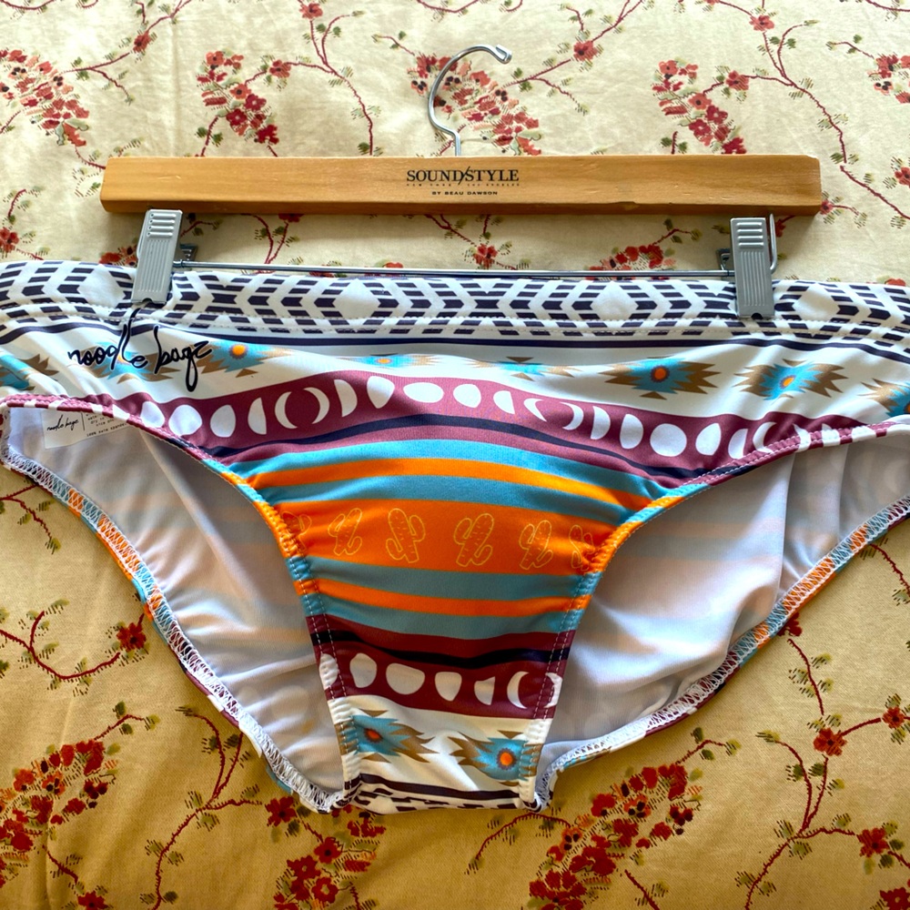 🎁🎁Men’s Noodle Bagz swim brief. Like new. Size L. Draw string, double lined